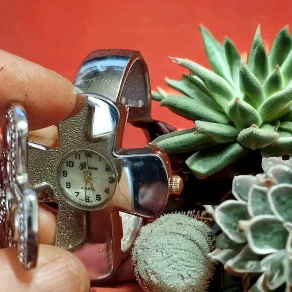 Gorgeous vintage Geneva silver decorated crosswatch - Picture 2 of 2